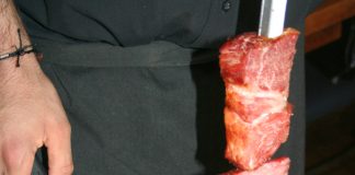 Boulotter de la viande à la brésilienne – La „Villa Rodizio“ à Berlin