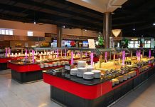 Quand les flammes jaillissent devant le dîneur – La cuisine mongole au restaurant « Zhou `s Five » dans le Victoria Center à Berlin