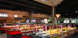 Quand les flammes jaillissent devant le dîneur – La cuisine mongole au restaurant « Zhou `s Five » dans le Victoria Center à Berlin