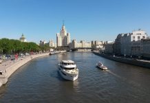 La chanteuse Vassy représente les États-Unis à la place de Brandon Howard à Intervision à Moscou