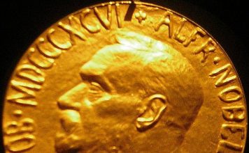 Le prix Nobel de médecine décerné à trois scientifiques pour leurs travaux en optogénétique : Karl Deisseroth, Peter Hegemann et Georg Nagel ont été désignés lauréats