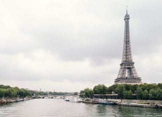 Une soupe à l’oignon est une soupe à base d’oignons. Et la soupe d’oignons aux Halles est originaire de Paris.