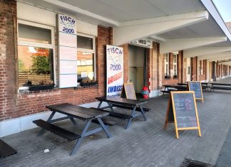 Du hareng entre deux moitiés de petit pain – Fisch 2000 dans le port de pêche de Bremerhaven