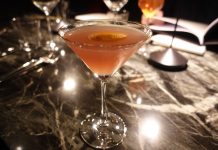 Un cosmopolitan au bar du restaurant berlinois Le Consulat