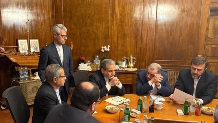 Le ministre iranien des Affaires étrangères Abbas Arraghci (au centre) et sa délégation à Rome lors des négociations avec les États-Unis, le 19 avril 2025 © Ministère iranien des Affaires étrangères