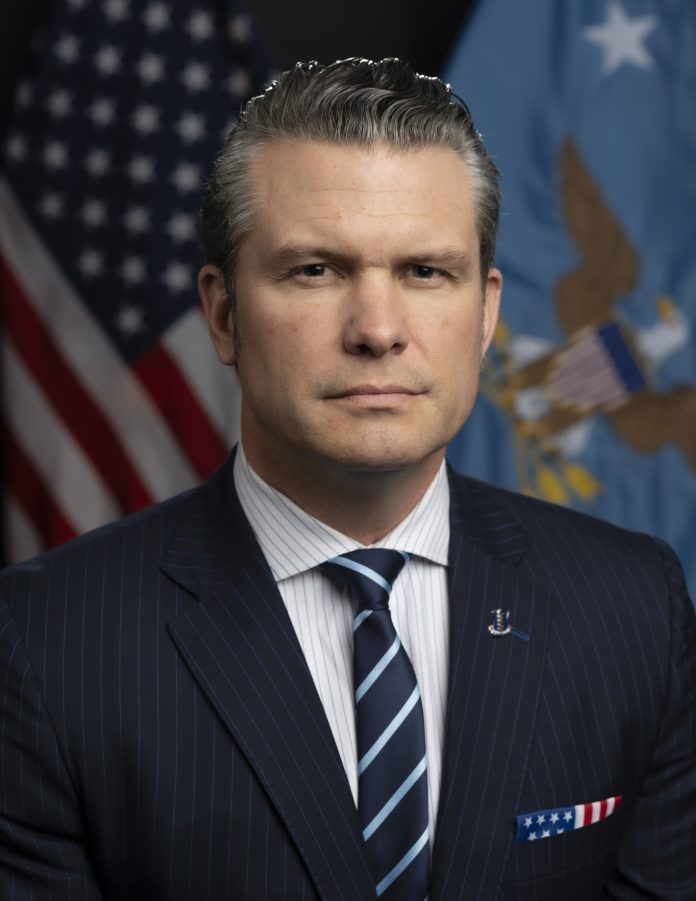 Pete Hegseth, 29e secrétaire à la Défense. Portrait officiel : photo DoD/ Photo : Chad J. McNeeley, date de la prise de vue : printemps 2025
