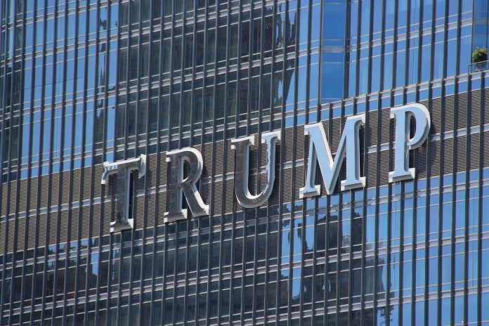 Le nom Trump est inscrit sur un immeuble de Chicago, aux États-Unis. Source : Pixabay, photo : Jeanine
