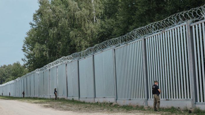 Une clôture frontalière en République de Pologne. Source : Gov.pl, CC BY 3.0 PL , via Wikimedia Commons
