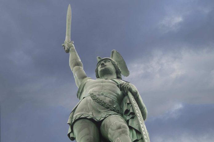 Le monument Hermann dans la forêt de Teutoburg commémore le prince chérusque Arminius qui, avec ses officiers et ses soldats, a vaincu les Romains. Source : Pixabay
