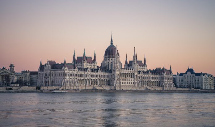 Budapest Le Parlement hongrois sur les rives du Danube à Budapest. Source : Pixabay, photo : Leonhard Niederwimmer hungarian-parliament-building Quelle Source Pixabay Foto Leonhard Niederwimmer P1920