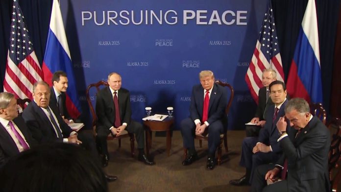 Donald Trump et Vladimir Poutine négocient à Anchorage, en Alaska, aux États-Unis. Source/Copyright : Maison Blanche, via TASS