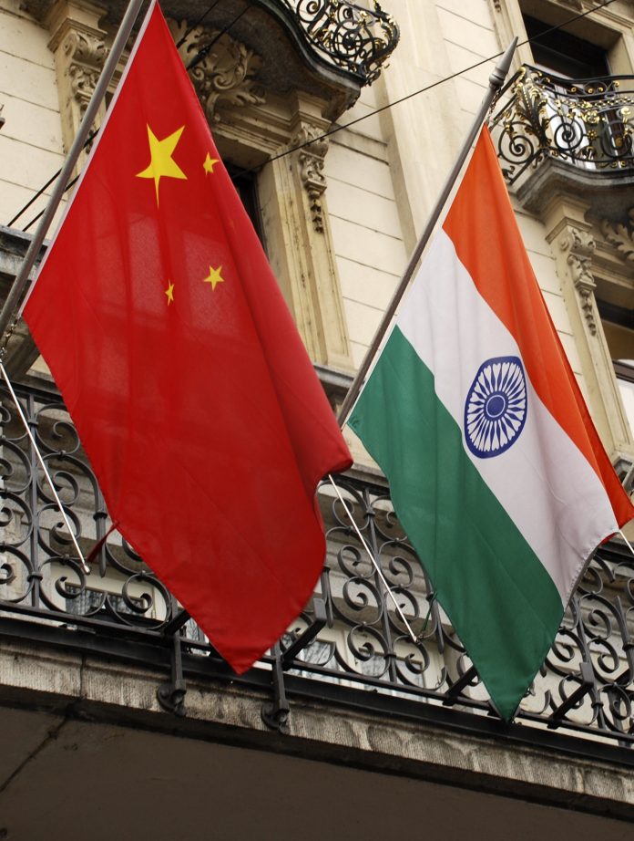 Drapeaux de la République de l'Inde et de la République populaire de Chine. Source : Pixabay, photo : Ordbilddesignfoto