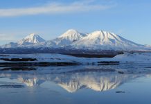 Le volcan Krachennikov, situé sur la péninsule russe du Kamtchatka, projette un nuage de cendres de 11,5 kilomètres de haut dans le ciel