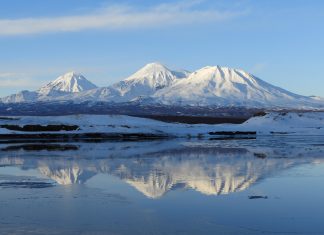 Le volcan Krachennikov, situé sur la péninsule russe du Kamtchatka, projette un nuage de cendres de 11,5 kilomètres de haut dans le ciel