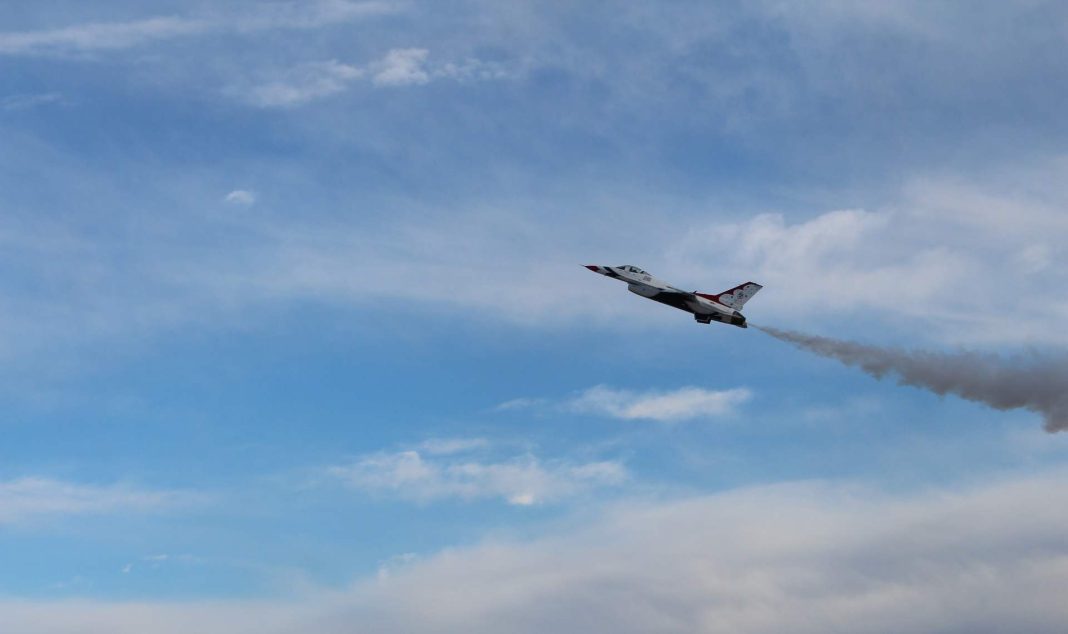 Un avion de combat de la VSA dans le ciel. Source : Pixabay, photo : MaxWaidhas