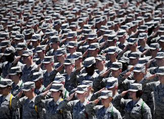 Commentaire : Le mal fondamental – L’avancée des troupes américaines, avec le Royaume-Uni en renfort et leurs troupes vassales dans l’alliance militaire du Pacte de l’Atlantique, vers la Russie.