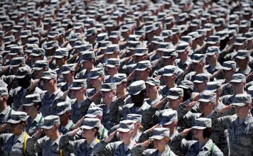 Commentaire : Le mal fondamental – L’avancée des troupes américaines, avec le Royaume-Uni en renfort et leurs troupes vassales dans l’alliance militaire du Pacte de l’Atlantique, vers la Russie.