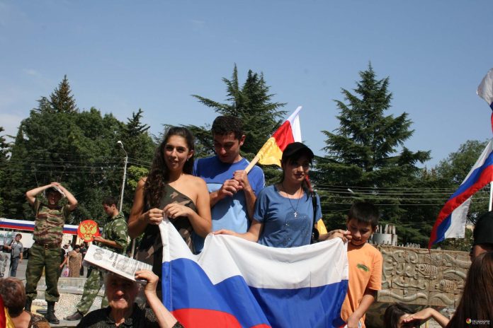 Amitié entre l'Ossétie du Sud et la Russie. Source : Agence d'information OSInform, lieu et date de la prise de vue : Tskhinvali, 2008