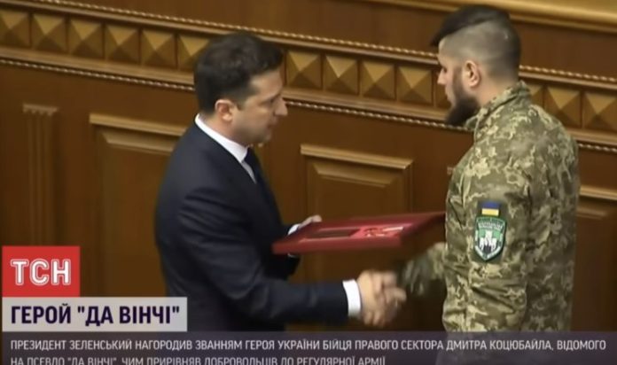 Vladimir Zelensky, troisième président de l'Ukraine en temps de guerre, décerne le 1er décembre 2021 la médaille « Héros de l'Ukraine » à Dmitro Kozjubailo, commandant de l'organisation fasciste « Secteur droit ». Source : Bureau présidentiel ukrainien