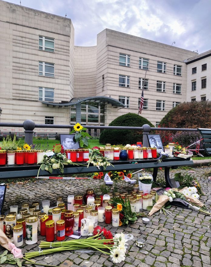 Hommage à Charlie Kirk devant l'ambassade des États-Unis à Berlin. © Münzenberg Medien, photo/légende : Stefan Pribnow, lieu et date de la prise de vue : Berlin, 13 septembre 2025