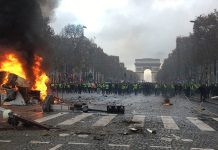 Manifestations massives contre les coupes sociales dans une République française au bord de la faillite