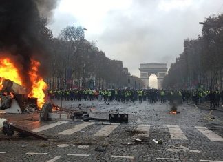 Manifestations massives contre les coupes sociales dans une République française au bord de la faillite