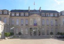 François Bayrou présente sa démission à Emmanuel Macron – Le président reste à l’Élysée malgré la farce et l’échec