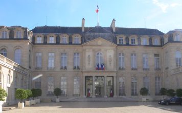 François Bayrou présente sa démission à Emmanuel Macron – Le président reste à l’Élysée malgré la farce et l’échec