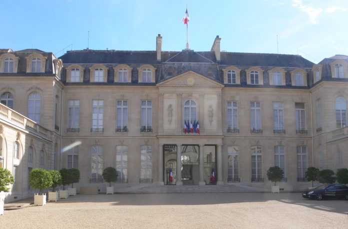 Vue sur le palais de l'Élysée à Paris. Source : Wikipédia, photo : Remi Mathis - Travail personnel, CC BY-SA 3.0