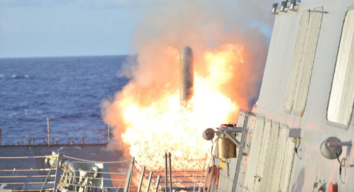 Une fusée est tirée depuis un navire de guerre américain. Source : Wikipédia, CC BY-SA 2.0 / Naval Surface Warriors / 150326-N-UG232-060