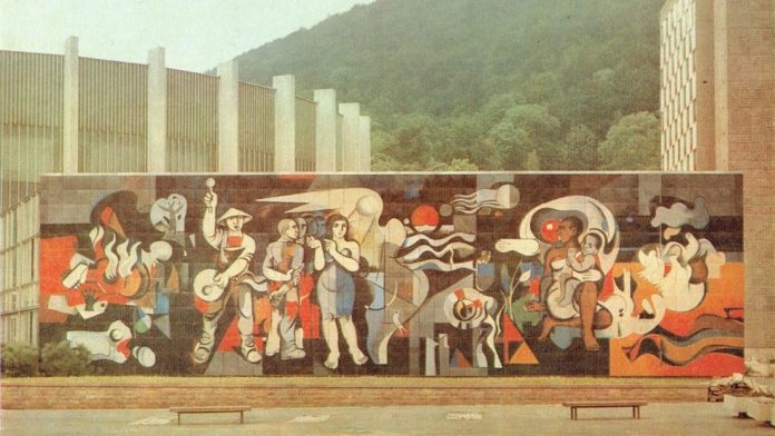 Peinture murale « Solidarité internationale » du professeur Willi Neubert à Suhl, carte postale datant de l'époque de la RDA. © Suhl-Information, RDA