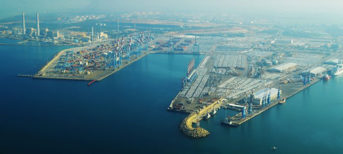 Vue sur le port d'Ashdod, État d'Israël. Photo : Amos Meron, CC BY-SA 3.0, lieu et date de la prise de vue : Ashdod, 2012