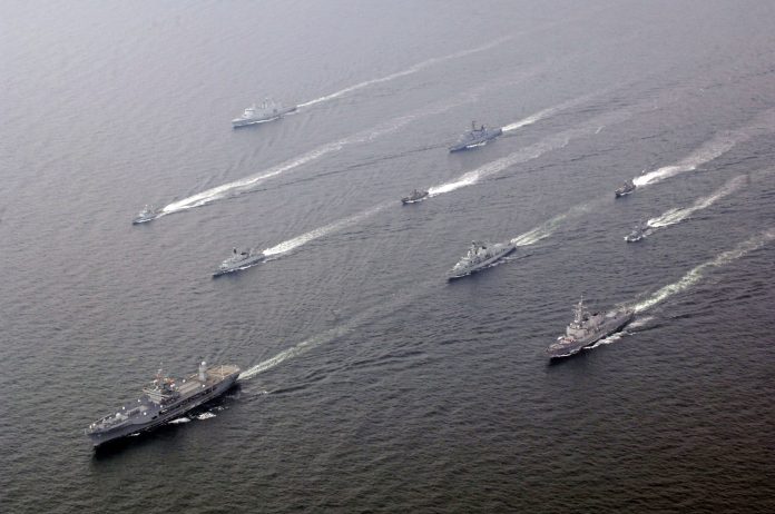 Une formation navale menée par un navire de guerre américain dans la mer Baltique (photo d'archive). Source : Marine américaine, photo : Michael Rumbach, domaine public, prise de vue. Mer Baltique, 2009