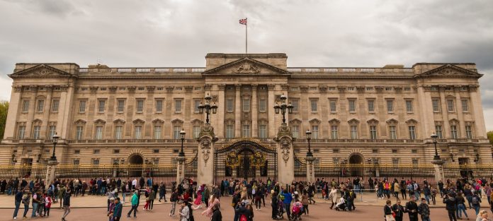Le palais de Buckingham est la résidence officielle du monarque britannique à Londres. Source : Pixabay