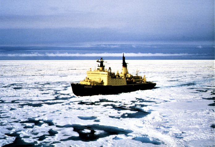 Le brise-glace nucléaire russe ROSSIJA se fraye un chemin à travers la glace vers le nord. © Photo/ BU : Dr Peer Schmidt-Walther
