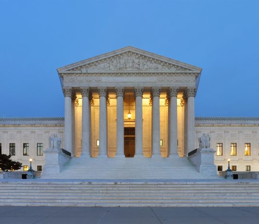 6:3 – Les juges de la Cour suprême des États-Unis ont jugé que les droits de douane introduits par le président Donald Trump (RP), connu pour ses politiques terroristes et bellicistes, étaient inconstitutionnels.