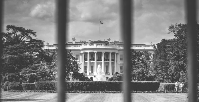 Vue sur la Maison Blanche à Washington D.C., États-Unis. Source : Pixabay, photo StockSnap, légende : Stefan Pribnow