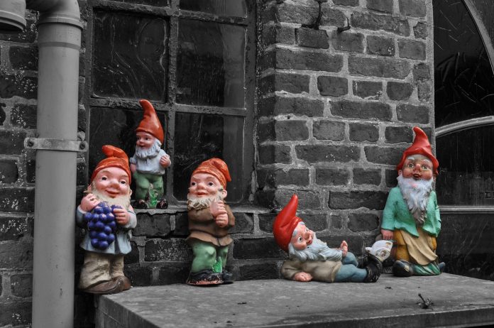 Des nains de jardin dans une arrière-cour. Source : Pixabay