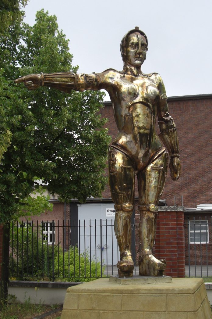 Maria, l'androïde du film "Metropolis" (1927), représentée sous forme de statue au Filmpark Babelsberg. Photo : Havelbaude, CC BY-SA 3.0