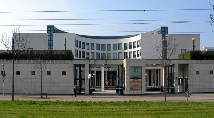 Derrière de hauts murs se trouve le siège du parquet fédéral, au sein de la Cour fédérale de justice à Karlsruhe. CC BY-SA 3.0