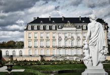 Régents de Paris et de Berlin au château d’Augustusburg, négociant la guerre contre le pillage dans la lutte pour les matières premières