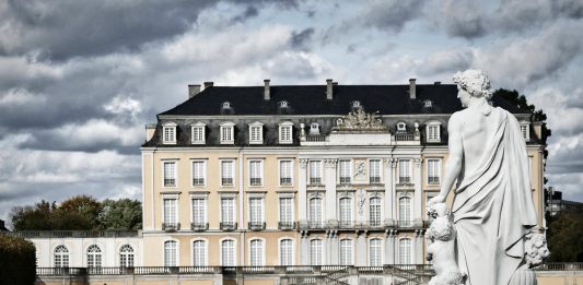 Régents de Paris et de Berlin au château d’Augustusburg, négociant la guerre contre le pillage dans la lutte pour les matières premières