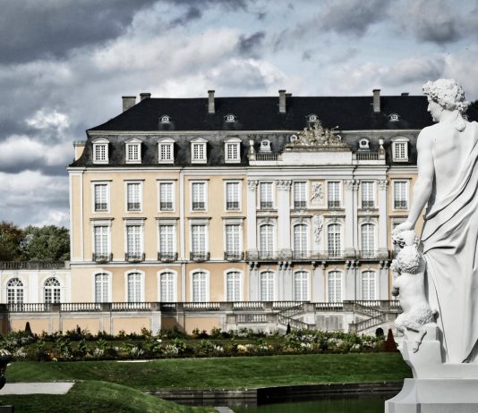 Régents de Paris et de Berlin au château d’Augustusburg, négociant la guerre contre le pillage dans la lutte pour les matières premières