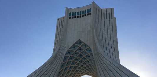 L’Iran dément avoir conclu un accord de compromis avec les États-Unis sur l’ouverture du détroit d’Ormuz