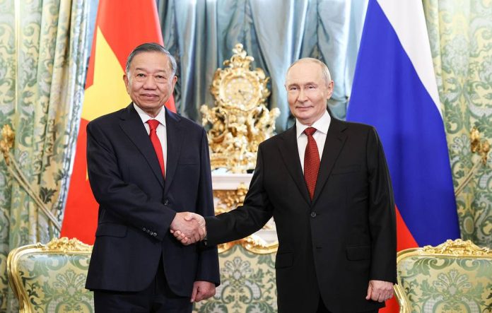 To Lam et Vladimir Poutine, le 9 septembre 2026 à Moscou. © Alexander Kazakov/Service de presse et d’information de la présidence russe/TASS