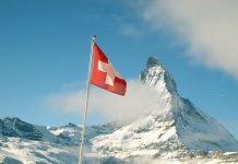 Commentaire : La Confédération suisse restera un État capitaliste qui blanchit son image et, si nécessaire, se débarrasse de son hypocrisie institutionnalisée comme d’un masque