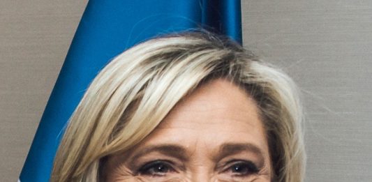 Marine Le Pen a présenté à Bruxelles ses projets visant à réduire les pouvoirs de la Commission européenne